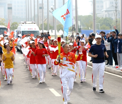 省運火種耀潯城 - 仙客來父子火炬手
